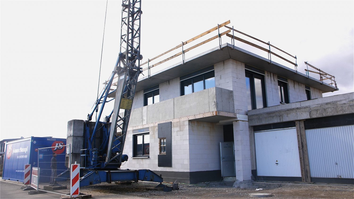 Rohbau eines Wohn- und Geschäftshauses mit Baukran der Johann Stumpf GmbH