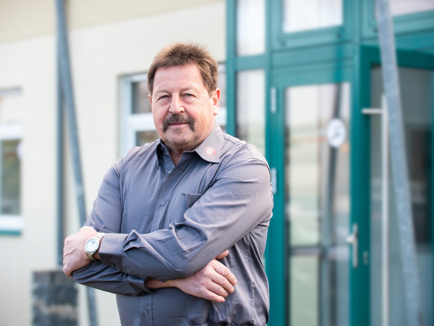 Mitarbeiter der Johann Stumpf GmbH vor dem Firmensitz