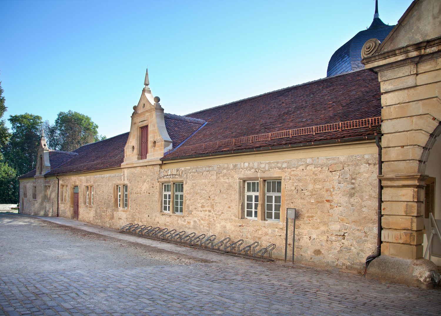 Instandgesetztes historisches Gebäude mit Natursteinfassade