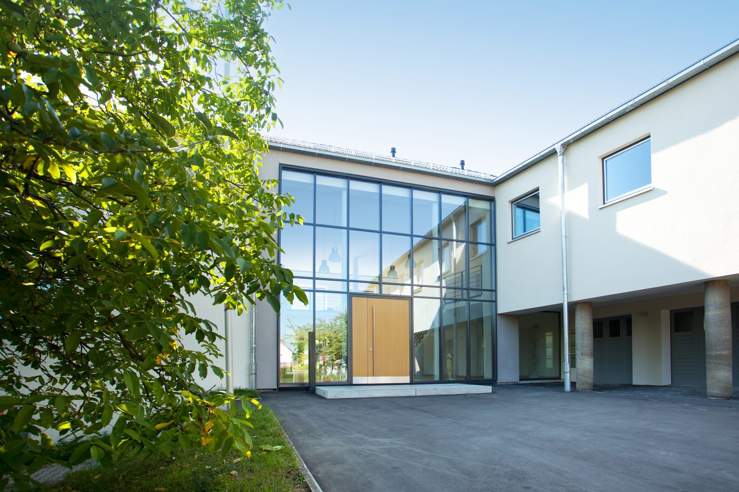 Saniertes ehemaliges öffentliches Gebäude für gewerbliche Nutzung