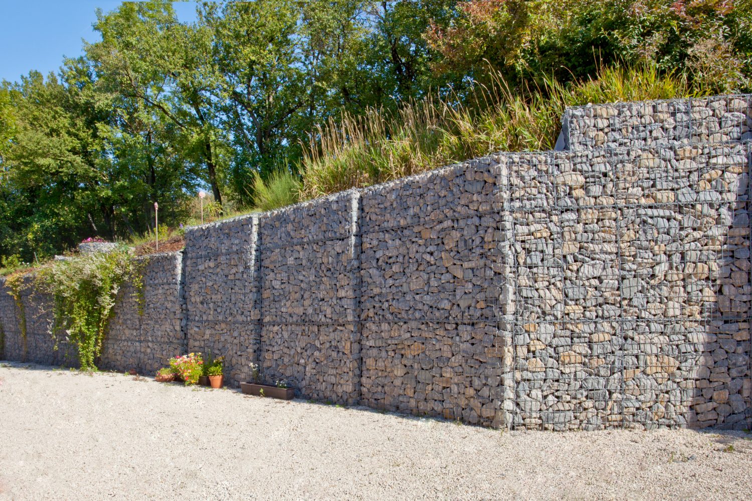 Gabionenwand zur Abgrenzung zum Nachbargrundstück