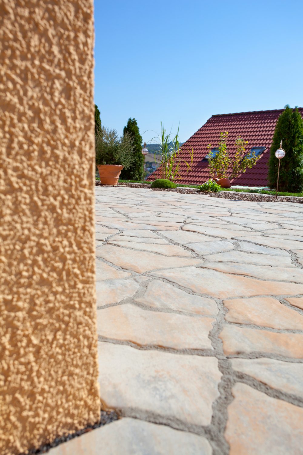 Terrasse mit Betonpflaster in Natursteinoptik