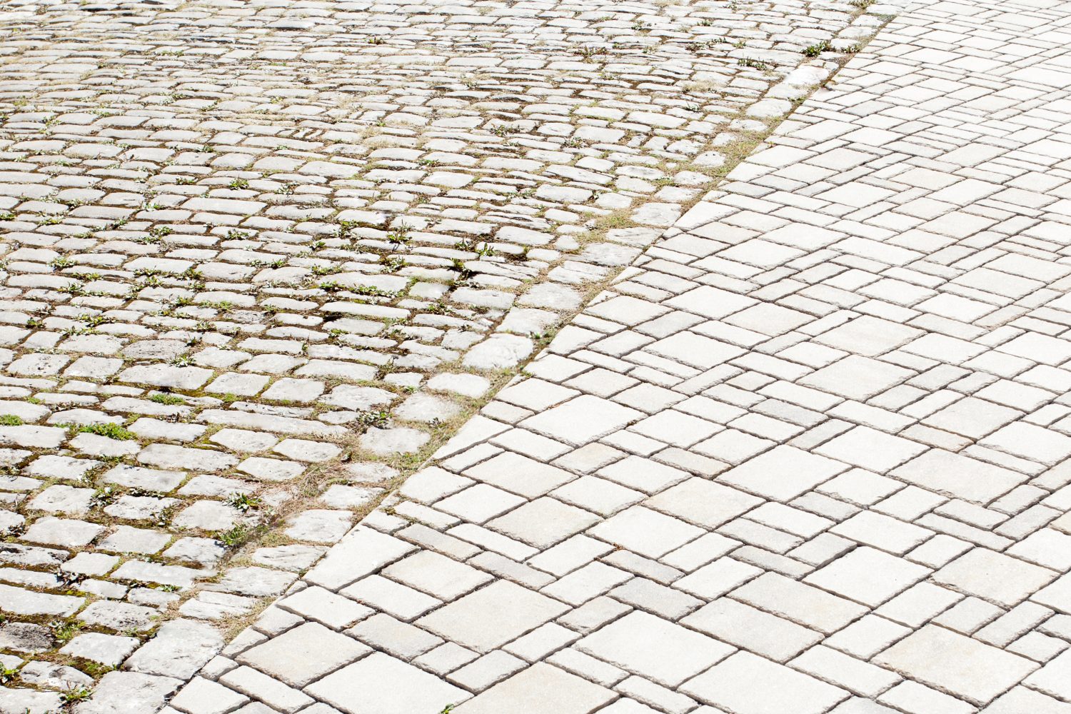 Betonpflaster kombiniert mit historischem Natursteinpflaster