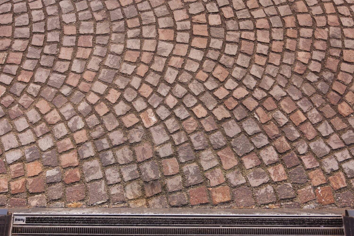 Porphyrpflaster in einem öffentlichen Bereich